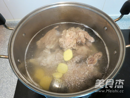 羊大骨清炖<a href=/shicai/shucai/LuoBo/index.html target=_blank><u>萝卜</u></a>汤的做法