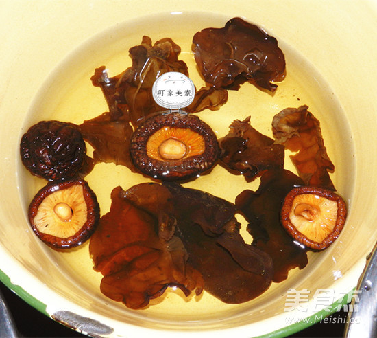 <a href=/shicai/shucai/MuEr/index.html target=_blank><u>木耳</u></a><a href=/shicai/mimian/FuZhu/index.html target=_blank><u>腐竹</u></a>炒<a href=/shicai/shucai/YouCai/index.html target=_blank><u>油菜</u></a>的做法