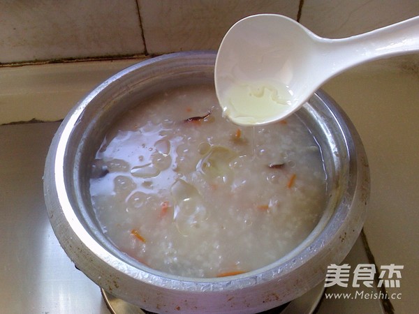 <a href=/shicai/shucai/XiangGu/index.html target=_blank><u>香菇</u></a>鸡丝粥的做法