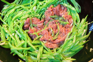 家常小炒:<a href=/shicai/shucai/BianDou/index.html target=_blank><u>扁豆</u></a>炒肉