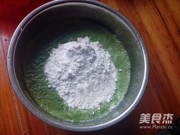 <a href=/shicai/shucai/BoCai/index.html target=_blank><u>菠菜</u></a><a href=/shicai/rouqin/JiDan/index.html target=_blank><u>鸡蛋</u></a>饼的做法