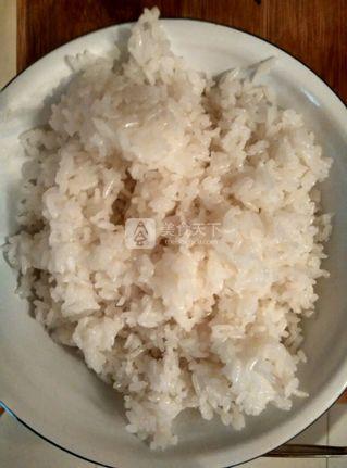 简单的韩式<a href=/shicai/shuichanpin/ZiCai/index.html target=_blank><u>紫菜</u></a>包饭