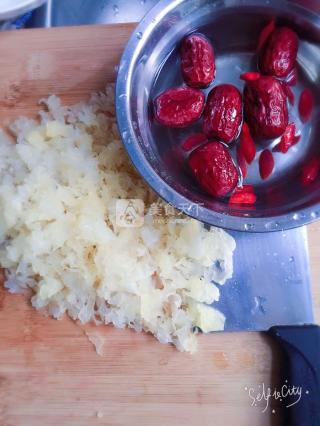 <a href=/shicai/guopin/Tao/index.html target=_blank><u>桃</u></a>胶皂角米<a href=/shicai/shucai/YinEr/index.html target=_blank><u>银耳</u></a>糖水