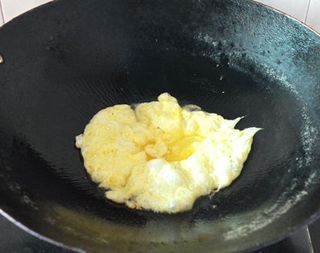 <a href=/shicai/rouqin/JiDan/index.html target=_blank><u>鸡蛋</u></a><a href=/shicai/shucai/ShengCai/index.html target=_blank><u>生菜</u></a>炒<a href=/shicai/mimian/GuaMian/index.html target=_blank><u>挂面</u></a>