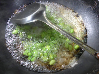 <a href=/shicai/shucai/MaoDou/index.html target=_blank><u>毛豆</u></a>蒸腊<a href=/shicai/rouqin/JiTui/index.html target=_blank><u>鸡腿</u></a>