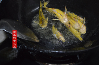 双黄汤(黄刺鱼煮<a href=/shicai/shucai/HuangHuaCai/index.html target=_blank><u>黄<a href=/shicai/shucai/HuaCai/index.html target=_blank><u>花菜</u></a></u></a>汤)