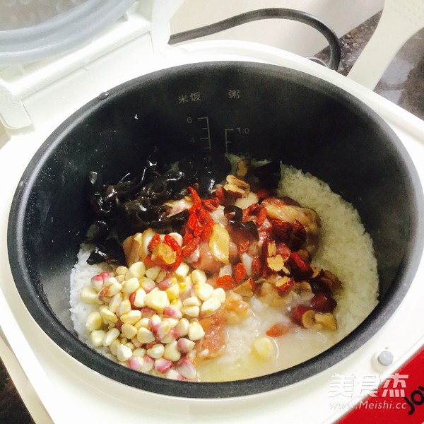 <a href=/shicai/rouqin/JiTui/index.html target=_blank><u>鸡腿</u></a>饭的做法