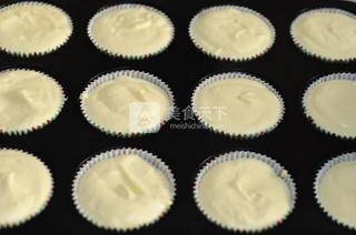 <a href=/shicai/mimian/DanNaiYou/index.html target=_blank><u>淡<a href=/shicai/mimian/NaiYou/index.html target=_blank><u>奶油</u></a></u></a>小蛋糕