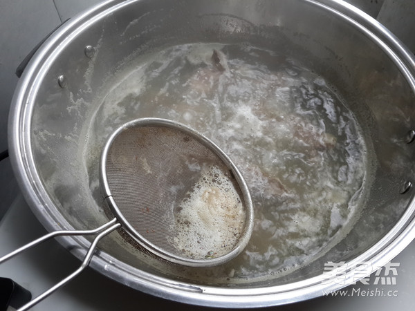 莲<a href=/shicai/shucai/Ou/index.html target=_blank><u>藕</u></a><a href=/shicai/guopin/HuaSheng/index.html target=_blank><u>花生</u></a><a href=/shicai/rouqin/JiGu/index.html target=_blank><u>脊骨</u></a>汤的做法