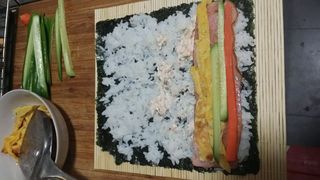 <a href=/shicai/rouqin/PeiGen/index.html target=_blank><u>培根</u></a><a href=/shicai/shuichanpin/ZiCai/index.html target=_blank><u>紫菜</u></a>包饭