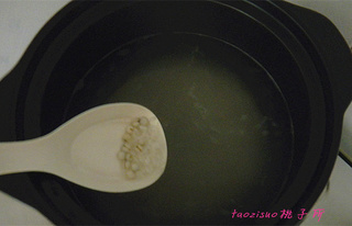 红<a href=/shicai/guopin/Zao/index.html target=_blank><u>枣</u></a>薏仁<a href=/shicai/shucai/ShanYao/index.html target=_blank><u>山药</u></a>粥