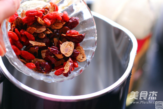 红<a href=/shicai/guopin/Zao/index.html target=_blank><u>枣</u></a><a href=/shicai/guopin/GouQi/index.html target=_blank><u>枸杞</u></a>茶的做法