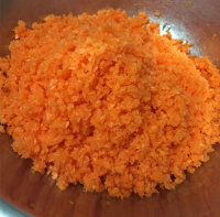 <a href=/shicai/shucai/HuLuoBo/index.html target=_blank><u>胡<a href=/shicai/shucai/LuoBo/index.html target=_blank><u>萝卜</u></a></u></a>凤<a href=/shicai/guopin/Li/index.html target=_blank><u>梨</u></a>蛋糕步骤1