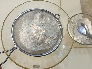 广式<a href=/shicai/guopin/Zao/index.html target=_blank><u>枣</u></a>泥馅月饼