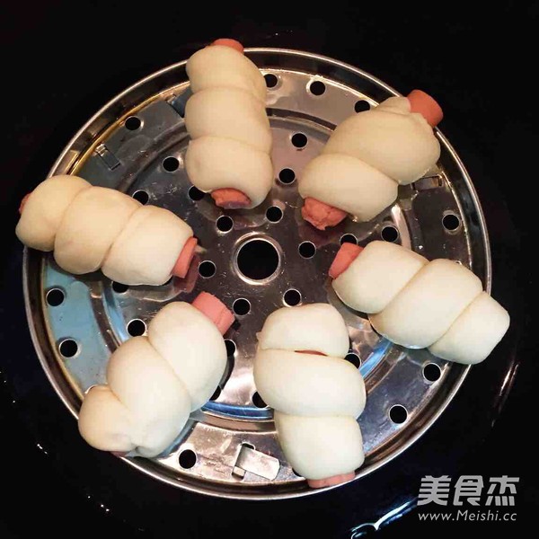 <a href=/shicai/rouqin/XiangChang/index.html target=_blank><u>香肠</u></a>卷馒头的做法