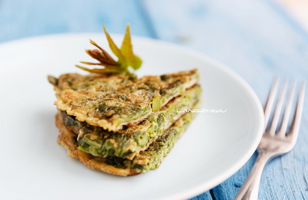 <a href=/shicai/shucai/XiangChun/index.html target=_blank><u>香椿</u></a>芽摊<a href=/shicai/rouqin/JiDan/index.html target=_blank><u>鸡蛋</u></a>饼