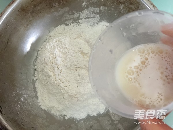 贝壳<a href=/shicai/guopin/HeiZhiMa/index.html target=_blank><u>黑<a href=/shicai/guopin/ZhiMa/index.html target=_blank><u>芝麻</u></a></u></a>花卷的做法