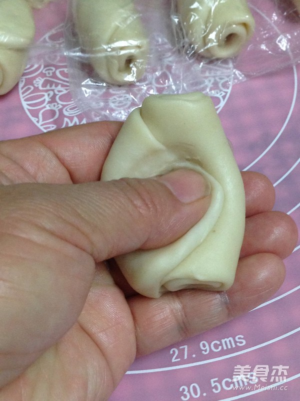 自制<a href=/shicai/mimian/LvDou/index.html target=_blank><u>绿豆</u></a>饼的做法