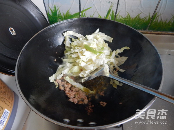 蛋皮<a href=/shicai/rouqin/HuoTui/index.html target=_blank><u>火腿</u></a>炒<a href=/shicai/mimian/NianGao/index.html target=_blank><u>年糕</u></a>的做法