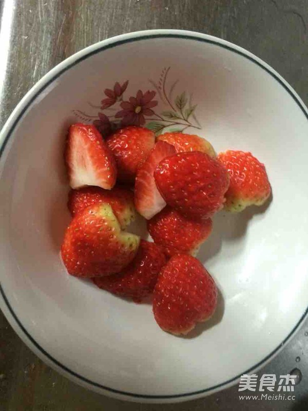 <a href=/shicai/guopin/CaoMei/index.html target=_blank><u>草莓</u></a><a href=/shicai/mimian/NiuNai/index.html target=_blank><u>牛奶</u></a>的做法