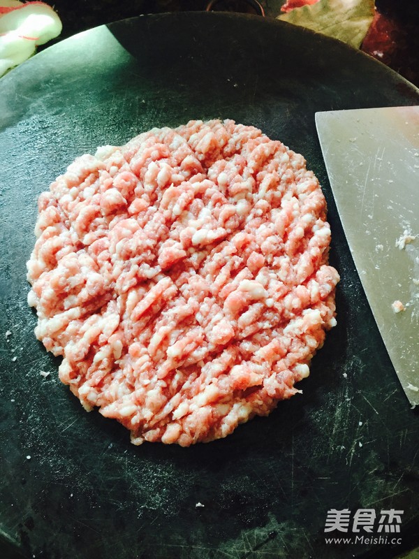 蒸<a href=/shicai/shucai/XiangYu/index.html target=_blank><u>香芋</u></a>肉饼的做法