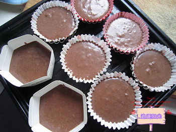 熊猫<a href=/shicai/mimian/QiaoKeLi/index.html target=_blank><u>巧克力</u></a>纸杯蛋糕步骤5