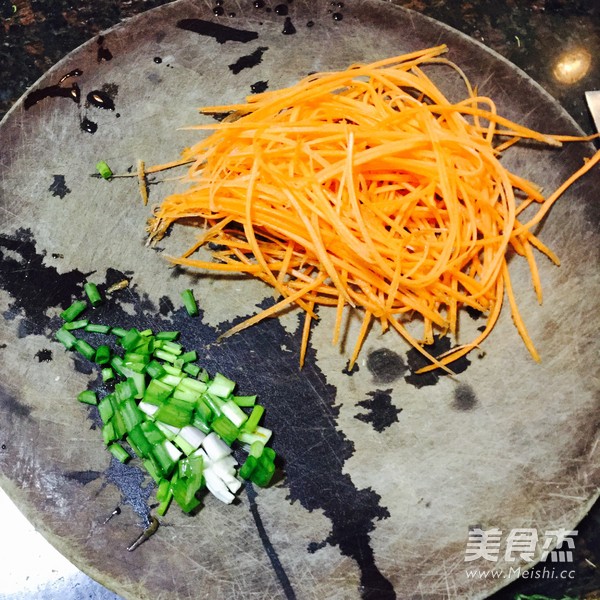 <a href=/shicai/shucai/CaiXin/index.html target=_blank><u>菜心</u></a>炒<a href=/shicai/mimian/HeFen/index.html target=_blank><u>河粉</u></a>的做法