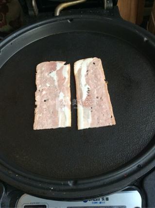 快手<a href=/shicai/rouqin/PeiGen/index.html target=_blank><u>培根</u></a>煎蛋