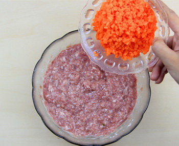 <a href=/shicai/rouqin/YangRou/index.html target=_blank><u>羊肉</u></a>煎饺步骤5