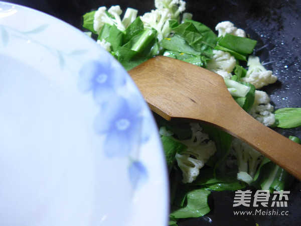 <a href=/shicai/shucai/YouCai/index.html target=_blank><u>油菜</u></a>蕻炒<a href=/shicai/shucai/HuaCai/index.html target=_blank><u>花菜</u></a>的做法
