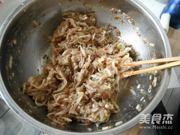 <a href=/shicai/rouqin/ZhuRou/index.html target=_blank><u>猪肉</u></a><a href=/shicai/shucai/BaiLuoBo/index.html target=_blank><u>白<a href=/shicai/shucai/LuoBo/index.html target=_blank><u>萝卜</u></a></u></a>包子馅的做法