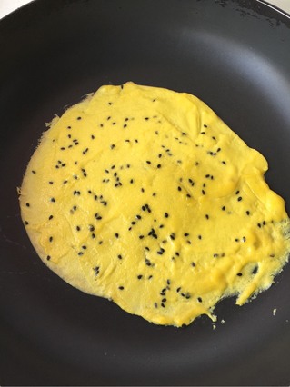 平底锅<a href=/shicai/guopin/ZhiMa/index.html target=_blank><u>芝麻</u></a>蛋卷