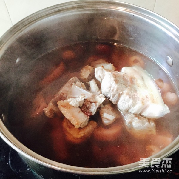 莲<a href=/shicai/shucai/Ou/index.html target=_blank><u>藕</u></a>汤的做法