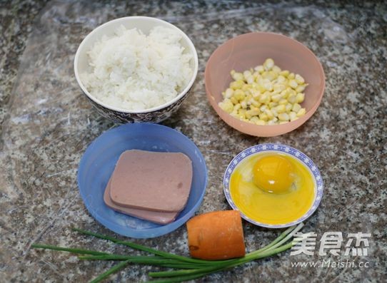 <a href=/shicai/rouqin/HuoTui/index.html target=_blank><u>火腿</u></a><a href=/shicai/shucai/HuLuoBo/index.html target=_blank><u>胡<a href=/shicai/shucai/LuoBo/index.html target=_blank><u>萝卜</u></a></u></a>炒饭的做法