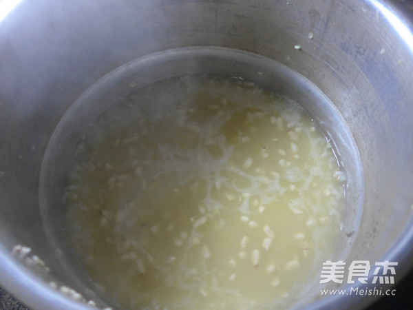<a href=/shicai/guopin/SongZi/index.html target=_blank><u>松子</u></a>仁<a href=/shicai/mimian/DaMi/index.html target=_blank><u>大米</u></a>粥的做法