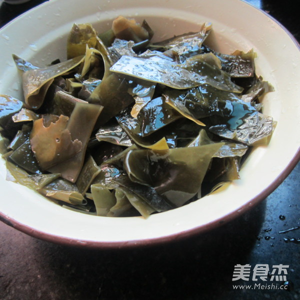 拆骨<a href=/shicai/shuichanpin/HaiDai/index.html target=_blank><u>海带</u></a>汤的做法