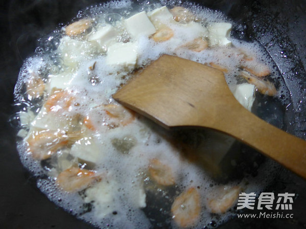 咸味虾花螺<a href=/shicai/mimian/DouFu/index.html target=_blank><u>豆腐</u></a>汤的做法