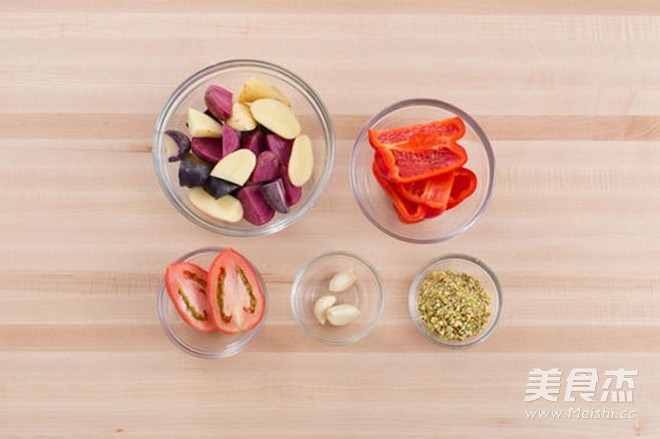 煎<a href=/shicai/rouqin/NiuRou/index.html target=_blank><u>牛肉</u></a>配西班牙甜椒<a href=/shicai/diaoweipin/FanQieJiang/index.html target=_blank><u>番茄酱</u></a>汁佐烤<a href=/shicai/shucai/TuDou/index.html target=_blank><u>土豆</u></a>的做法