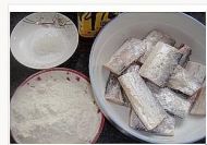 干煎<a href=/shicai/shuichanpin/DaiYu/index.html target=_blank><u>带鱼</u></a>的做法步骤1