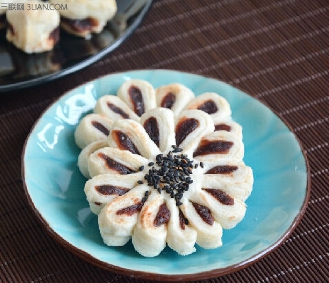 <a href=/shicai/shucai/JuHua/index.html target=_blank><u>菊花</u></a>豆沙酥做法     