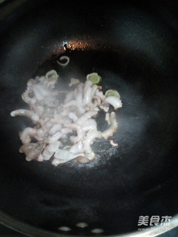 <a href=/shicai/shucai/QingJiao/index.html target=_blank><u>青椒</u></a>炒<a href=/shicai/shuichanpin/ZhangYu/index.html target=_blank><u>章鱼</u></a>的做法