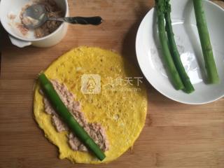 <a href=/shicai/shuichanpin/JinQiangYu/index.html target=_blank><u>金枪鱼</u></a><a href=/shicai/shucai/LuSun/index.html target=_blank><u>芦笋</u></a>蛋卷