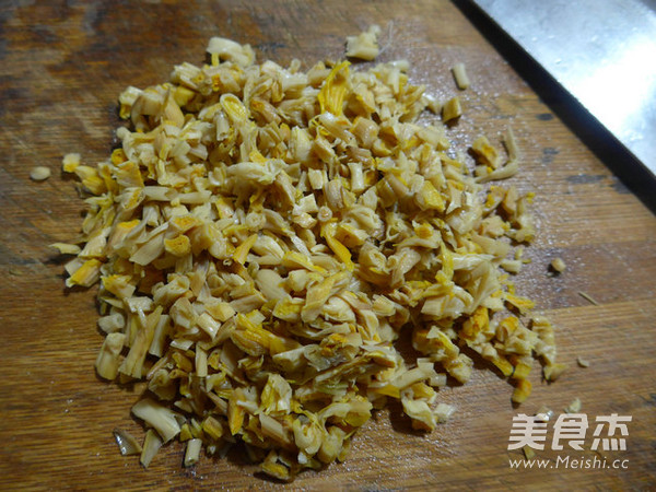 <a href=/shicai/shucai/HuangHuaCai/index.html target=_blank><u>黄<a href=/shicai/shucai/HuaCai/index.html target=_blank><u>花菜</u></a></u></a>雪菜炒老<a href=/shicai/mimian/DouFu/index.html target=_blank><u>豆腐</u></a>的做法