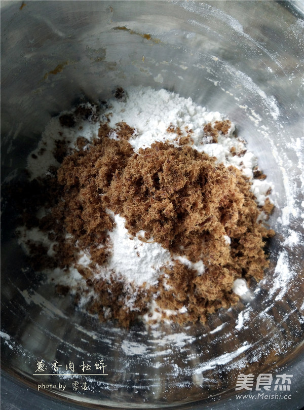 葱香<a href=/shicai/rouqin/RouSong/index.html target=_blank><u>肉松</u></a>饼的做法