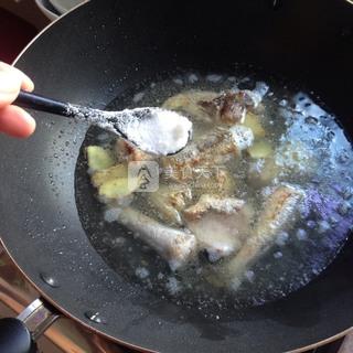 <a href=/shicai/shuichanpin/ShaDingYu/index.html target=_blank><u>沙丁鱼</u></a>汤