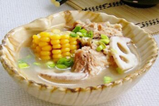 莲<a href=/shicai/shucai/Ou/index.html target=_blank><u>藕</u></a><a href=/shicai/rouqin/PaiGu/index.html target=_blank><u>排骨</u></a>汤