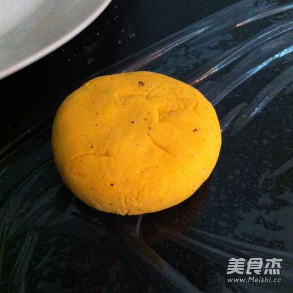 <a href=/shicai/guopin/ZhiMa/index.html target=_blank><u>芝麻</u></a><a href=/shicai/shucai/NanGua/index.html target=_blank><u>南瓜</u></a>饼的做法