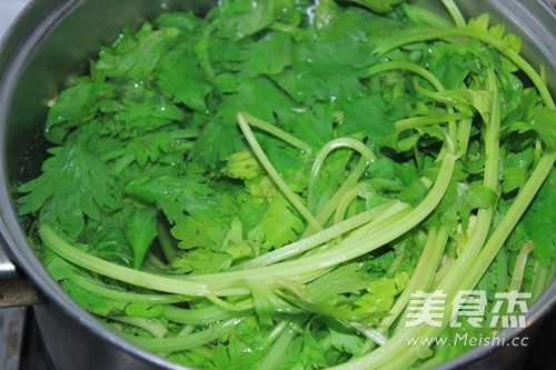 黑<a href=/shicai/shucai/MuEr/index.html target=_blank><u>木耳</u></a><a href=/shicai/shucai/QinCai/index.html target=_blank><u>芹菜</u></a>肉饺子的做法