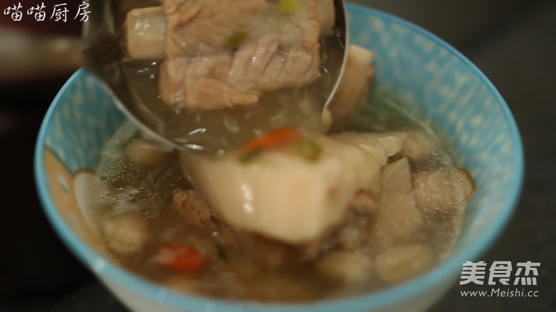 莲<a href=/shicai/shucai/Ou/index.html target=_blank><u>藕</u></a><a href=/shicai/guopin/HuaSheng/index.html target=_blank><u>花生</u></a><a href=/shicai/rouqin/PaiGu/index.html target=_blank><u>排骨</u></a>汤的做法