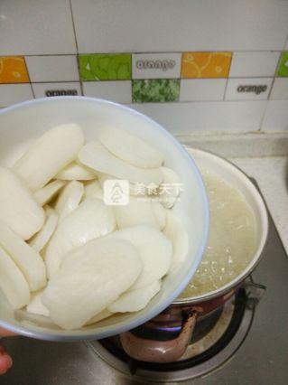 肉丸包菜汤<a href=/shicai/mimian/NianGao/index.html target=_blank><u>年糕</u></a>